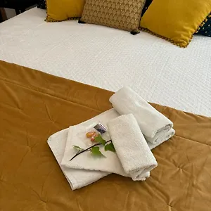 Sea View - Yellow Apartment